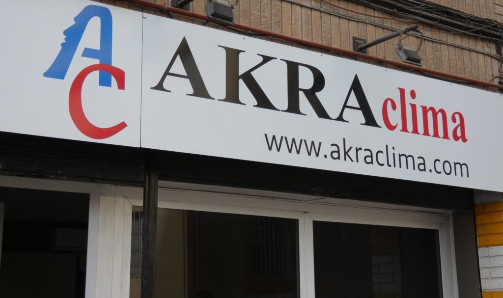 cartel-fachada-akraclima-instalaciones