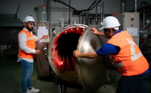 Técnico de Burgos Mantenimiento trabajando en una instalación industrial