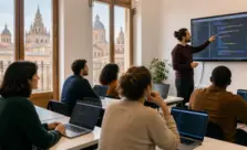 Clase práctica en una academia de programación de Salamanca