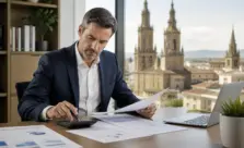 Asesora fiscal revisando documentación financiera en Logroño
