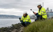 Consultora medioambiental trabajando en un proyecto sostenible en Santander