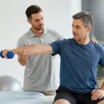 Fisioterapeuta guiando un ejercicio de rehabilitación