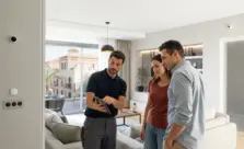 Especialista instalando un sistema de domótica en una vivienda moderna